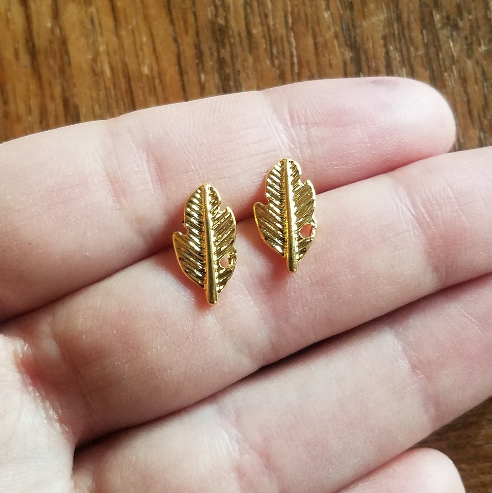 NWOT Gold Leaf Feather Studs - Picture 6 of 11